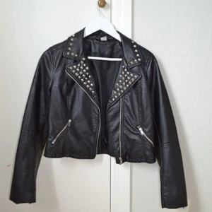  - Skinnjacka med nitar.