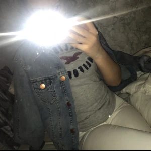  - lite nopprig men syns inte när du har den på. Väldigt dåliga bilder men hör av dig om du vill ha fler!!