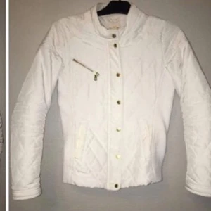  - Riktigt fin jacka och bara använt ca fem gånger då den ej sitter bra på just mig, tråkigt nog! Inga skador, helt ny i skicket