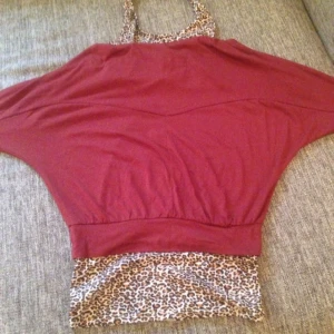  - Säljer en tröja i storlek M. 