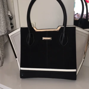  - Väska från River Island 