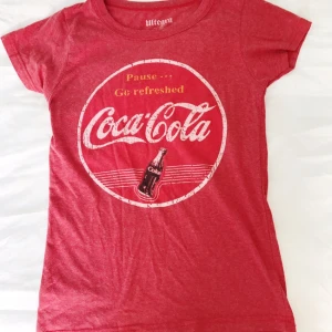  - Röd t-shirt med coca-colatryck. Fint skick.