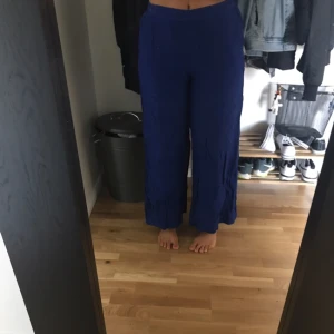  - Supersnygga vida byxor i en klarblå färg. Snygga året om, matcha med en snygg topp eller cardigan. Lite skrynkliga på bilden men i väldigt bra skick då jag endast kunnat använda dem typ en gång. Byxorna förtjänar en annan ägare :)  Köparen står för frakten :) 