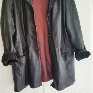  - Pris inklusive frakt!! Säljer en snygg läderjacka/kavaj ifrån märket SAKI. Storleken är ca XL, jag har använt den som en oversize ytterjacka med en hoodie under. Fint skick!