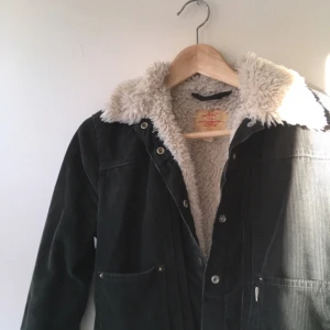  - En supersnygg Levisjacka köpt i Köpenhamn. Den är kort (lite över midjan) och gjord i manchester utanpå och pälsteddy innuti!!🍁🍁🍁