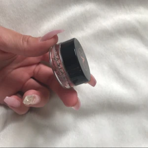  - Säljer en dipbrow pomade från Anastasia Beverly Hills, aldrig använd endast testad (därav strecket i produkten). Färgen Dark Brown.