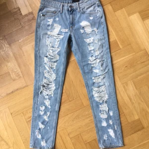  - Jeans från Tiger of Sweden, köpta för ett år sedan på rea för 949kr ord. 1899kr. Kom aldrig till användning endast prövade. 