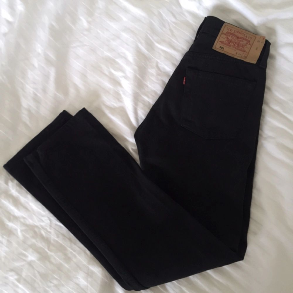 Svarta Levi's 501 jeans  Aldrig använda   (Små i storlek) . Jeans & Byxor.