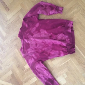  - Fin collegetröja i batik. Svårt att ta bild. Köparen står för frakten🌹