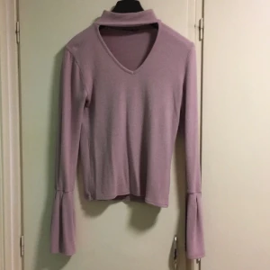  - Superskön top med choker i ljuslila från Bershka. Storleken är M men är snarare som S, 