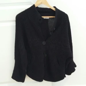  - Mysig svart kofta, lite nopprig men fin. 