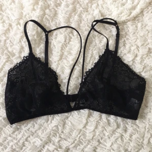  - Bh ifrån NAKD. Aldrig använd då den är för stor för mig.  Det går två band över brösten vilket är en väldigt snygg detalj!