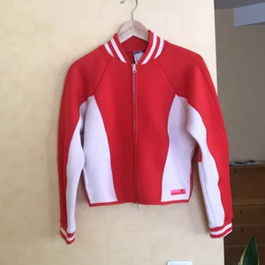 - Helt ny adidas Stella McCartney jacka.  Aldrig använd.  Storlek 34-36 