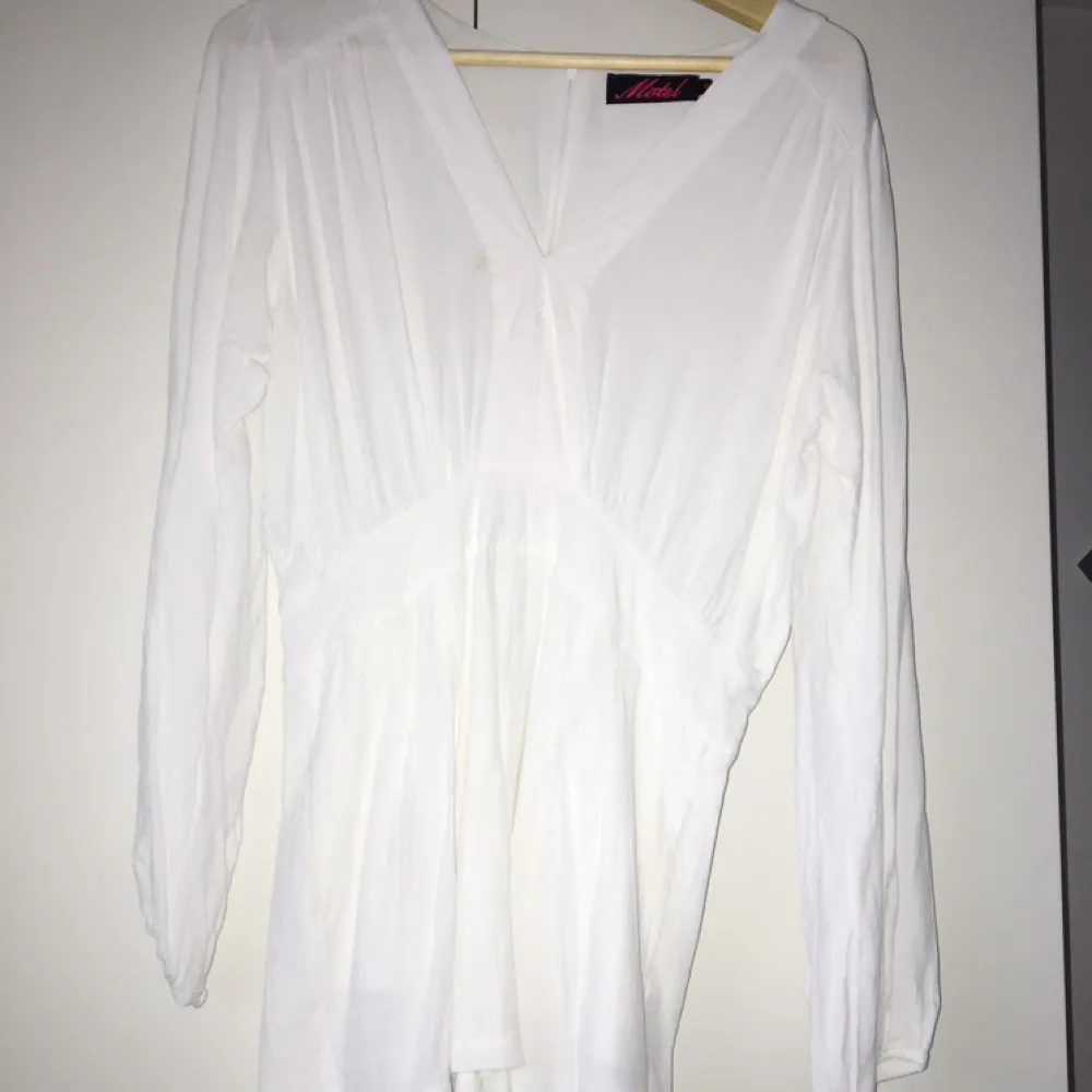 Perfekt studentoutfit - en vit jumpsuit från Motel. Har en liten fläck på framsidan. Endast använd i ett par timmar.. Klänningar.