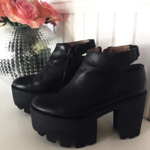  - Höga platåskor från Vagabond. Skorna är i skinn och har öppning vid hälen. Säljes för 200kr frakt tillkommer 