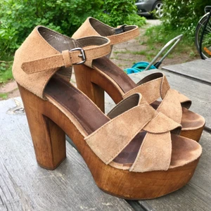  - Mocka-sandaler med träklack från Scorett. Något stora i storleken. 