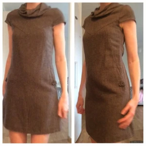  - Beige klänning med hög krage strl 36 från Esprit. Passar fint med ett skärp i midjan. Köparen står för eventuell fraktkostnad och betalning görs via swish.