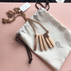  - Jättefint halsband från Edblad i matt roséguld från kollektionen Ra (säljer även matchande örhängen!)  Perfekt att ge bort som present då även påsen medföljer! ✨