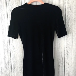  - Klänning från Atmosphere i sammet, slutar ovanför knäna. Säljes för 60kr ink frakt.