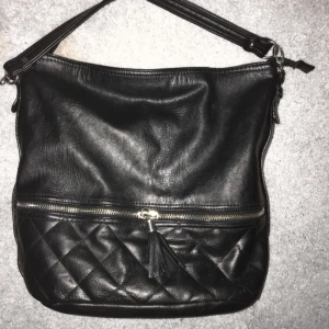  - Jättefint skick.  Säljer på grund av att jag köpt en ny väska nyligen