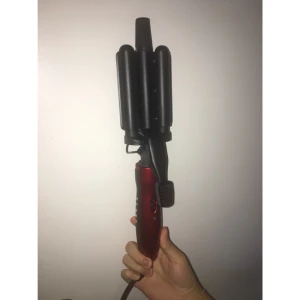  - Säljer den pågrund av att jag inte använder den alls fick den som present.   Den är jättebra endas testad allting funkar inga fel på den värmer upp till 180 grader   Märket är OBH- Nordica