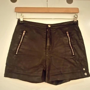  - fake skinnskjorts, fint skick