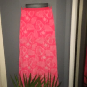  - En lång kjol från H&M, säljer då jag haft den i snart 3 år och inte min smak.  Har endast använt den en gång. Den har två slitsar på sidorna och har även en mini - kjol under det övre tyget.