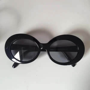  - Solglasögon, aldrig använda. 