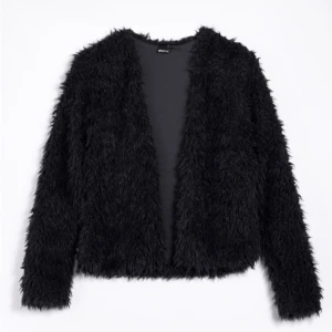  - Säljer min fina jacka som jag köpte på Gina för några veckor sedan för att jag helt enkelt inte tyckte den passade mig. Kvitto o lapp finns kvar, den är aldrig använd. Mörkblå, Storlek S.