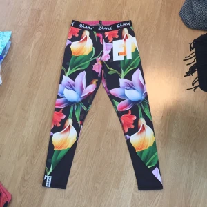  - Nya Eivy träningstights. Aldrig använda. Skulle säga stor small/liten medium. Så snygga och sköna.  Köparen står för frakt.