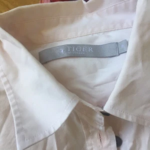  - Figursydd skjorta från Tiger of Sweden
