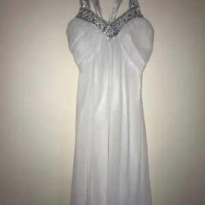 Kort vit söt klänning, använd fåtal ggr, paljett o diamant detaljer med resår band i ryggen