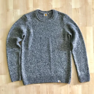  - Mycket bra skick! Carhartt stickat tröja i melange grå färg. Nypris : 1299 kr  Storlek Small Passar er som är mellan 172cm - 180cm --  * Tröja, Polo, märkeskläder