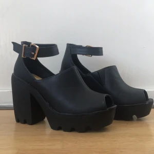  - Svarta klackar, helt oanvända.