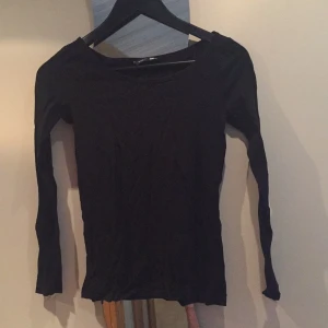  - Basic svart långärmad tröja. Pris exklusive frakt. 
