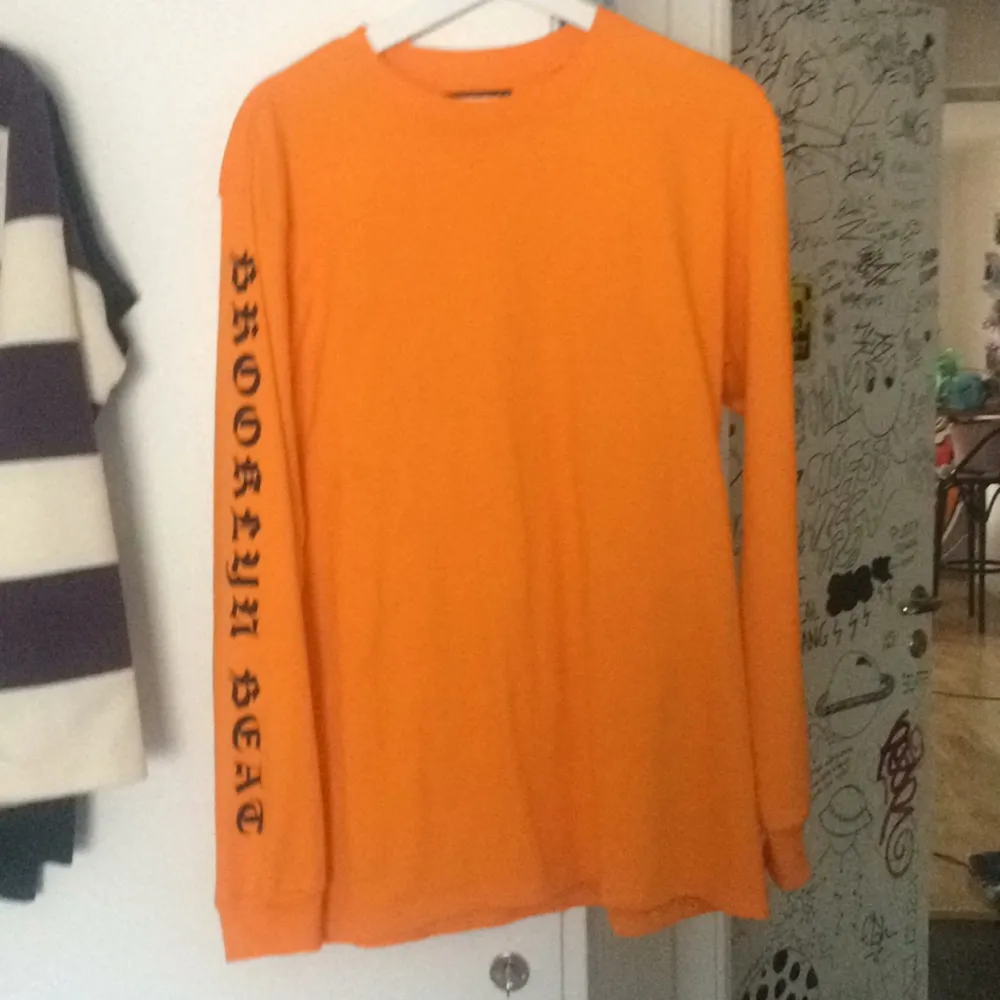 Orange tröja från carlings, använd kanske 2-3 ggr. ✌️ Köparen står för frakten på ca 50kr. Toppar.