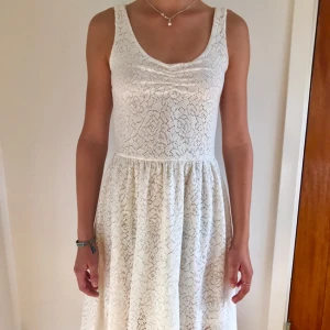  - Vit klänning i spetstyg från monki I super skick Frakt tillkommer