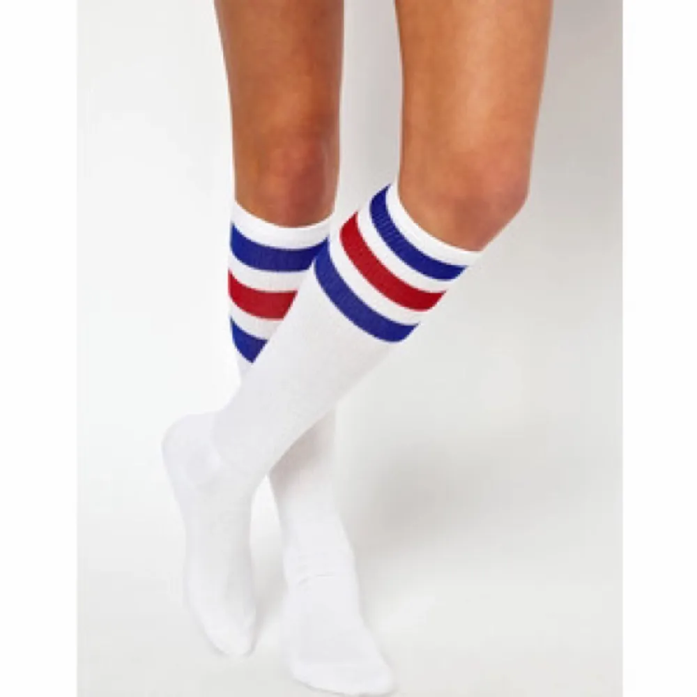 Knee-High Socks from American Apparel which deserves a lot more attention than I've given them. The item hasn't been used even once as you can see on the images and is thus completely new. No size - unisex. Shipping will be added and payment by swish! 💫. Accessoarer.