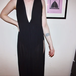  - Helt oanvänd klänning/body från BikBok. Storlek XS. Body med Transparant tyg som blir en klänning. Superfin! Slits längst hela benen. Lapp kvar. Nypris 399:-  Frakt kostar 56kr. Samfraktar. Kan mötas upp, använder helst swish.