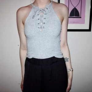  - Grått ribbat linne/topp från BikBok. Storlek XS. Använd 2 gånger.   Frakt kostar 20kr. Kan mötas upp. Samfraktar.