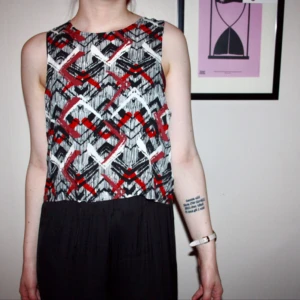  - Helt ny topp med lapp kvar från Carlings. Nypris 199:- Knäppning i nacken.  Frakt kostar 20kr. Kan mötas upp