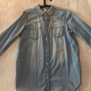  - Mjuk och tunn jeansskjorta. Använd väl men i mycket gott skick. Vill komma hem till någon som använder den! Skickas mot 30kr eller möts i Sthlm 🐚