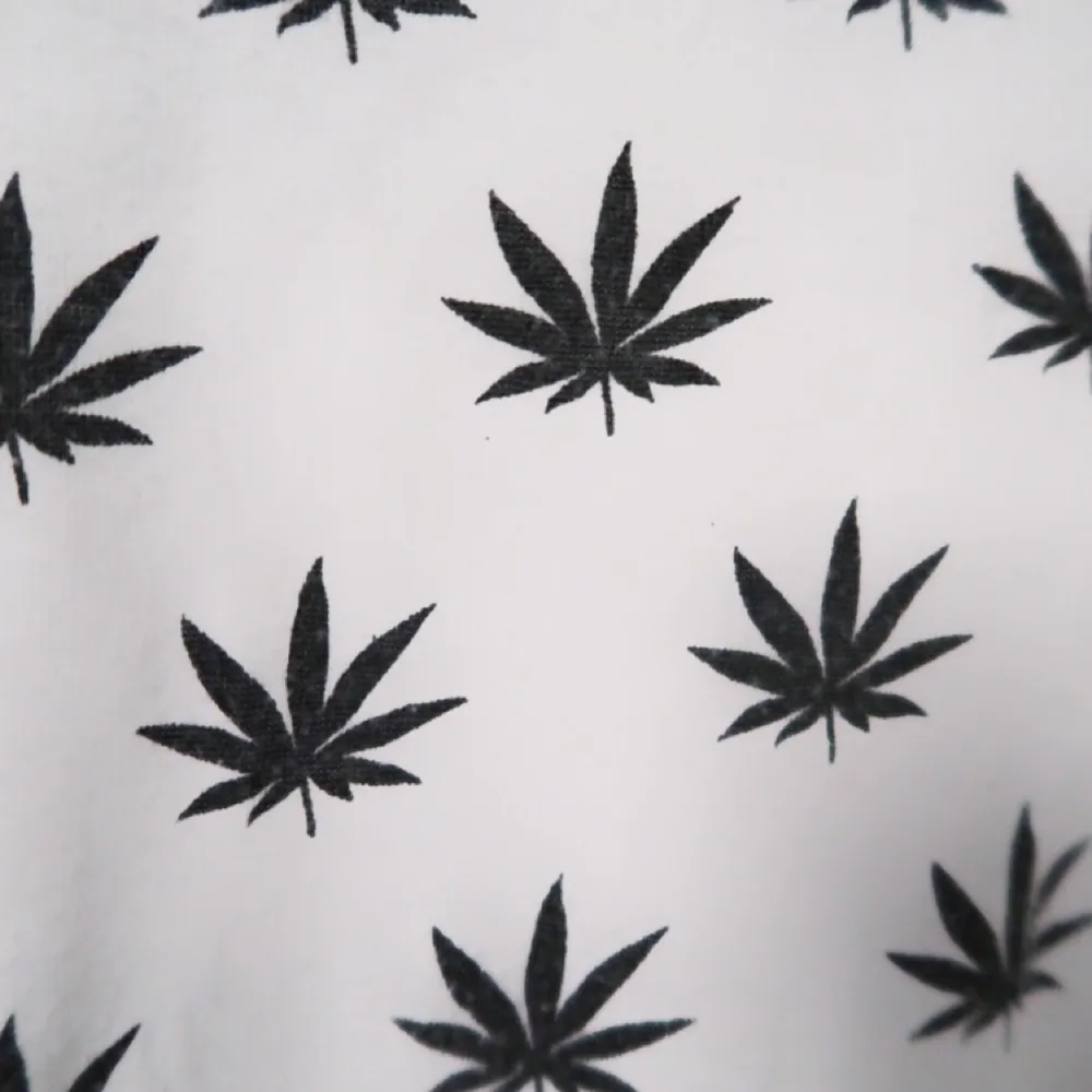 BDG T-shirt med weed mönster!  Köpt på Urban outfitters Bra skick! . T-shirts.