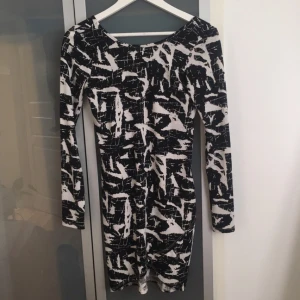  - Tight stretchig klänning med djupare rygg och (typ) omlott längst ner. Använd ett fåtal gånger 💕 Frakt 23kr