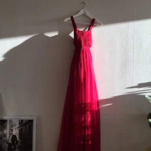  - Säljer min finaste balklänning från Sofia Moore. Handsydd i veckad chiffong. Mer info vid intresse.   https://sofiamoore.se/noir-collection/capri-dress#/storlek-mattsydd