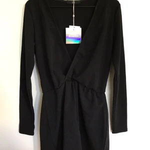  - Playsuit från Missguided, svart, storlek 38. Med tag kvar, aldrig använd. 
