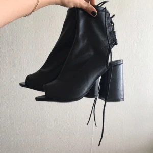  - Extremt snygga skor från Nelly. Ej använda