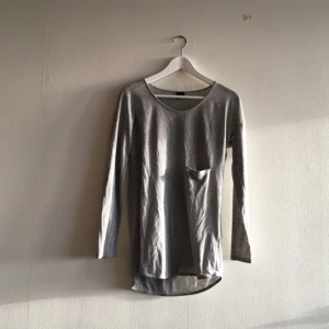  - Jätteskön grå tröja