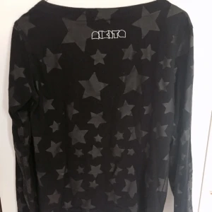  - Tröja från Nikita i 100% bomull. Förmodligen strl 36 men lappen är bortklippt. 