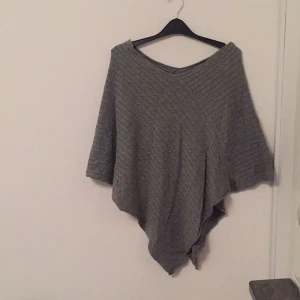  - Onesize grå poncho från märket "The Hillz". Kan mötas upp i Göteborg eller skickas, då frakt tillkommer